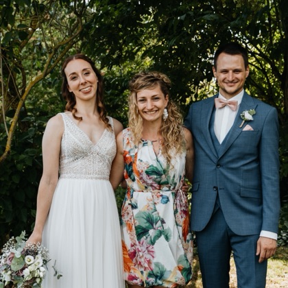 Charlotte und Erik mit Anne Fraune unter Bäumen