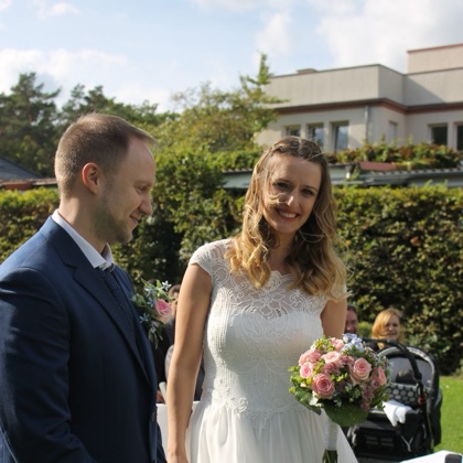 Gina und Steven bei ihrer Hochzeit