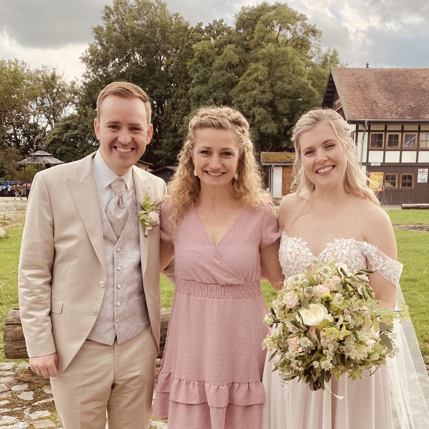Natalie und Andy mit Anne Fraune vor einem Fachwerkhaus